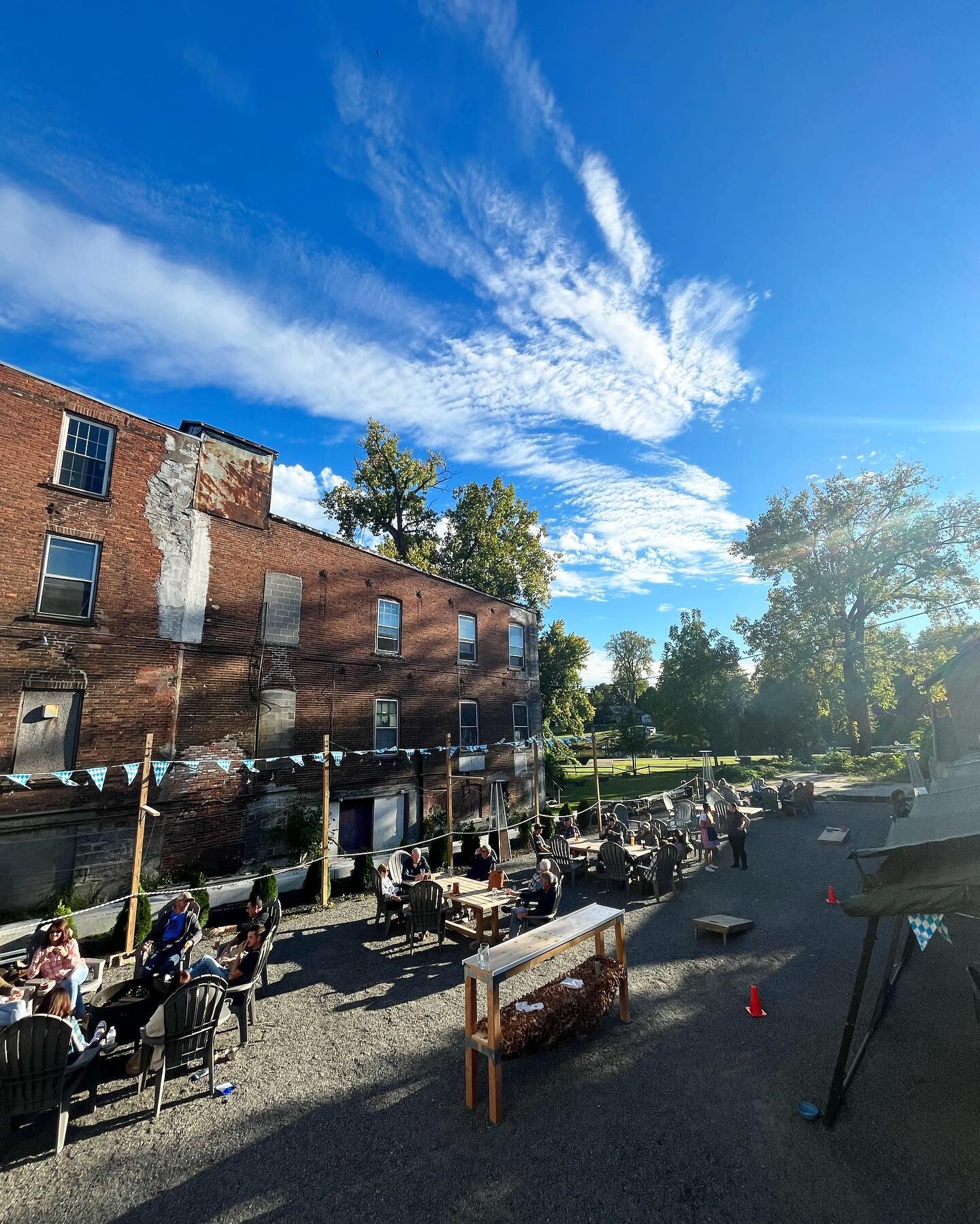 Slickfin Brewing loves to bring people together 🫱🏻&zwj;🫲🏼 and this October they have lots of events lined up! 🍺 Grab your family and friends and spend a beautiful autumn day in the heart of Fort Edward 🍂 
TODAY! 10/1 - Slicktoberfest is going 